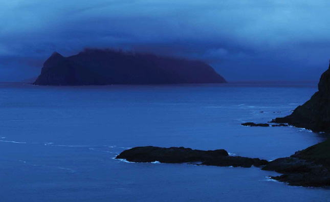 Et billede fra bogen af Mykines som er den ø på Færøerne der ligge længst mod vest.