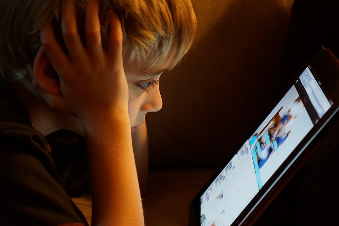 Indendørs brug af iPad, tablets og telefon er ikke godt for øjnenes udvikling hos børn.