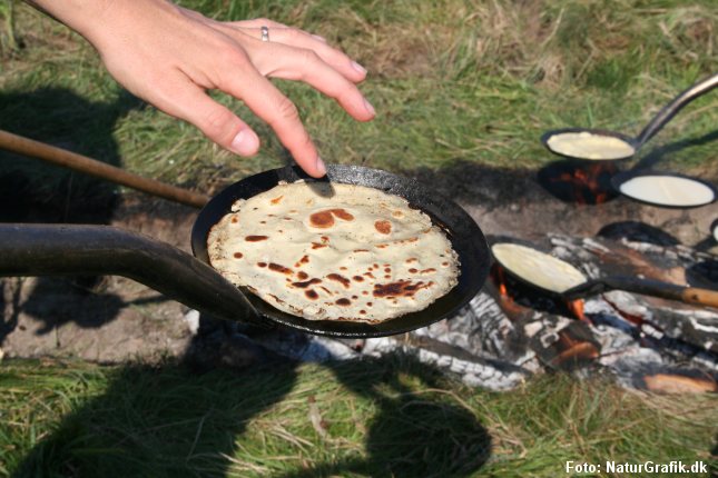 Det er en hyggelig og populær aktivitet at lave pandekager over bål.