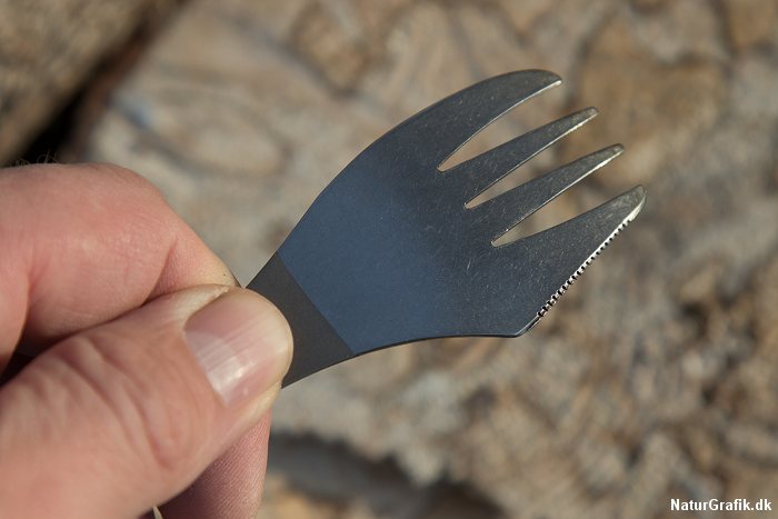 En spork kombinerer kniv, gaffel og ske.